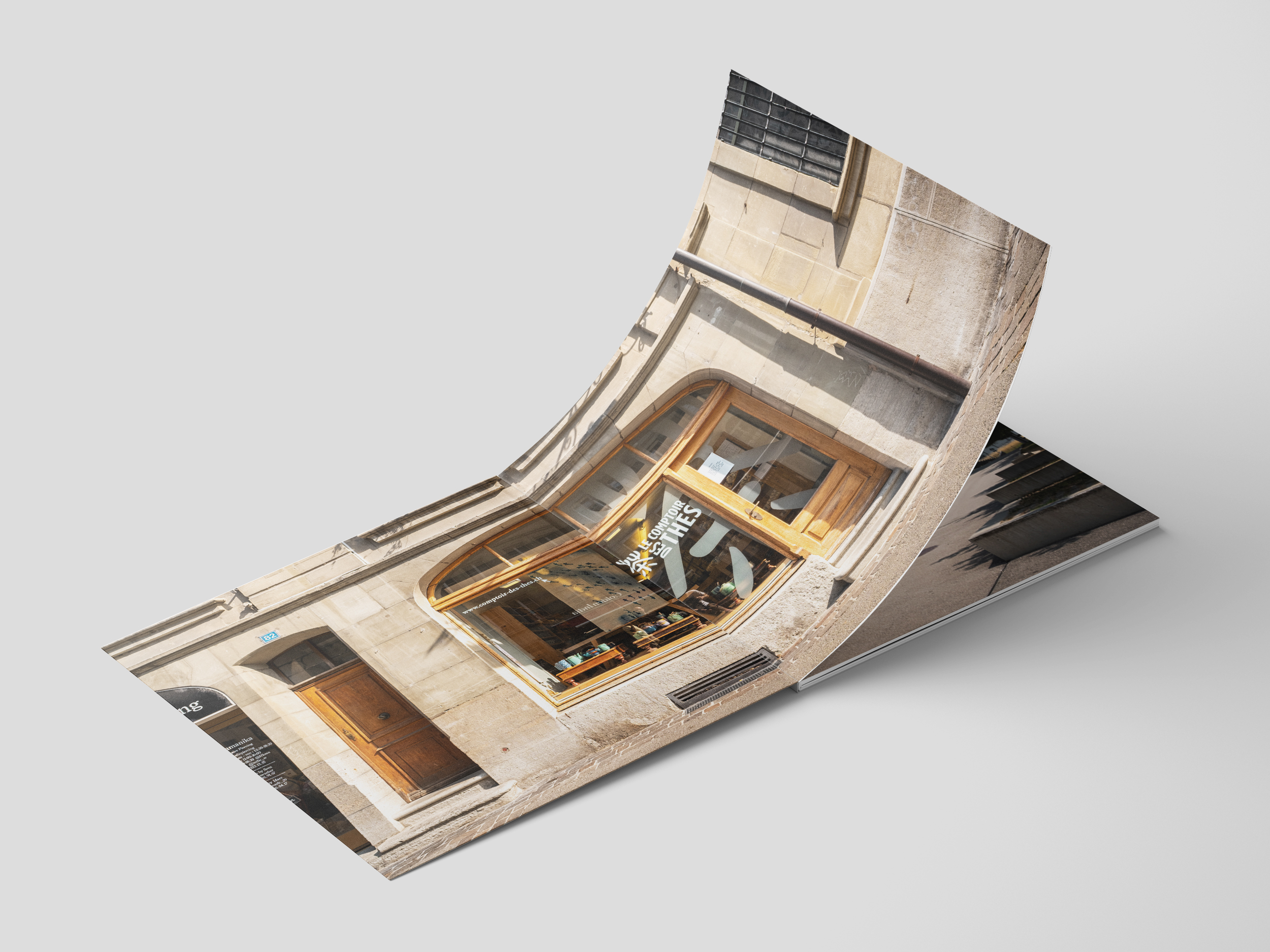 Mockup_brochure_carree_interieur